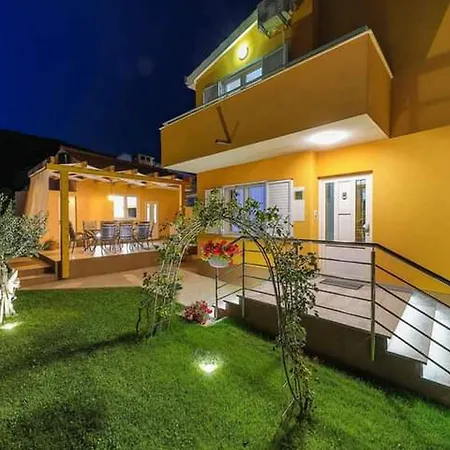 Kastel Luksic Scenic With Pool Vila *