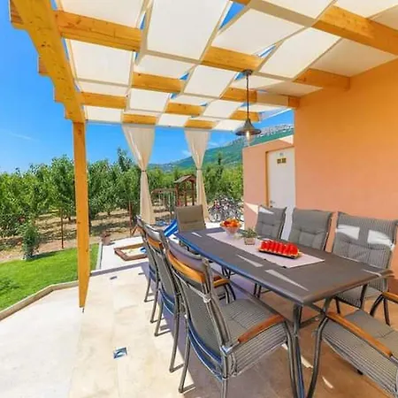 Vila Kastel Luksic Scenic With Pool *
