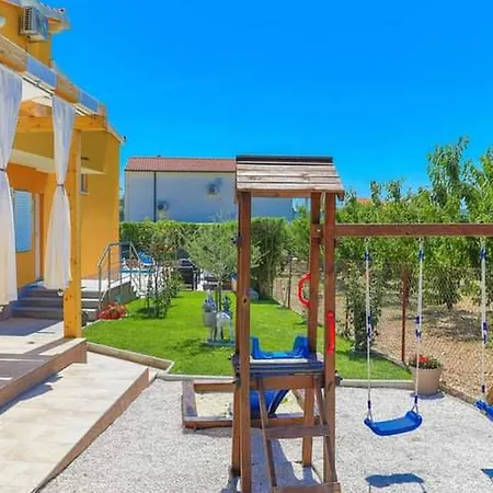 Vila Kastel Luksic Scenic With Pool *