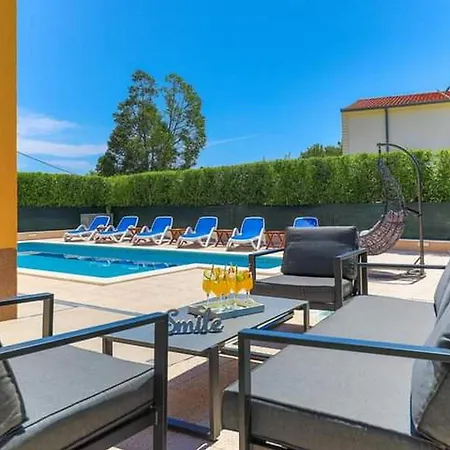 Vila Kastel Luksic Scenic With Pool *