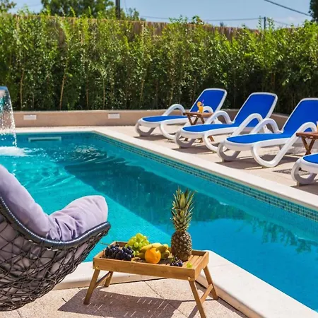 Vila Kastel Luksic Scenic With Pool Kastela