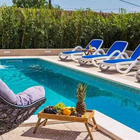 Vila Kastel Luksic Scenic With Pool Kastela